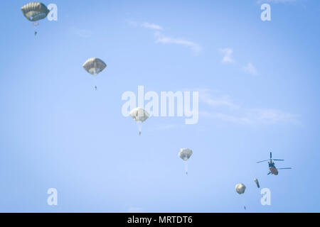 Mehrere Soldaten mit 2Nd Battalion, 505Th Parachute Regiment, 3. Brigade Combat Team Sprünge von einem CH-47 Chinook Hubschrauber 3. Allgemeine Unterstützung Aviation Battalion, 82Nd airborne Combat Aviation Brigade während Operationen auf Sizilien Drop Zone in Fort Bragg, N.C., Juli 6, 2017. (U.S. Armee Foto von Sgt. Steven Galimore) Stockfoto