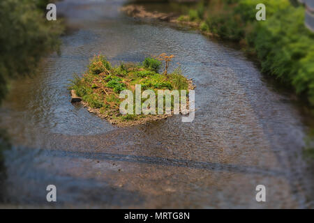 Die Wupper in Wuppertal, Deutschland mit einer kleinen Insel im Fluss. Von der schwebebahn fotografiert. Stockfoto