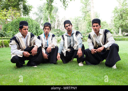 Traditionell gekleidete iranische Männer in park Posing, Teheran, Iran Stockfoto