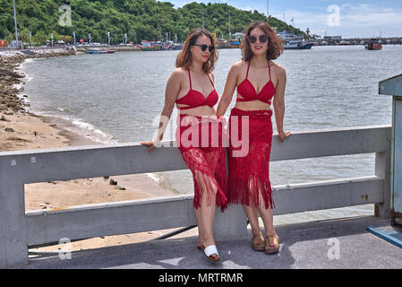 Zwei Frauen in roten Kleidern bekleidet. Thailand Südostasien Stockfoto