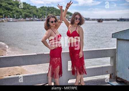 Zwei Frauen in roten Kleidern bekleidet. Thailand Südostasien Stockfoto