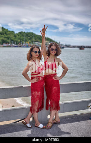 Zwei Frauen in roten Kleidern bekleidet. Thailand Südostasien Stockfoto