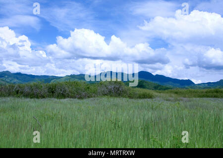 Wunderschöne Aussicht auf dicke Wolken fließen über grüne Feld und die fernen Hügel am Stadtrand von Trinidad, Kuba. Stockfoto