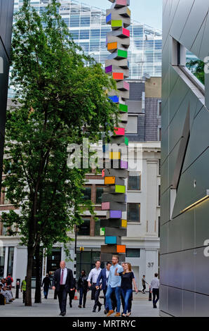 Die in der City arbeiten, zu Fuß durch die Chromorama Kunst Skulptur von David Batchelor bei Sun Straße Platz vor 5 Broadgate in der City von London, England. Porträt Stockfoto