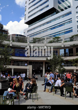 Stadt London Arbeitnehmer genießen Mittagspause in der Sonne an Broadgate Kreis, wo Sie Essen, Trinken und Geselligkeit in diesem modernen & blühende Nabe Stockfoto