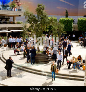 Stadt London Arbeitnehmer genießen Mittagspause in der Sonne an Broadgate Kreis, wo Sie Essen, Trinken und Geselligkeit in diesem modernen & blühende Nabe Stockfoto