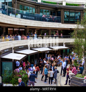 Stadt London Arbeitnehmer genießen Mittagspause an Broadgate Kreis, London, UK, wo sie Essen, Trinken und Geselligkeit in diesem modernen & blühende Hub. Stockfoto