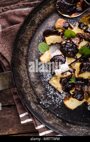 Geschnittener Pfannkuchen, Kaiserschmarrn delish Dessert mit Pflaumen, Foodfotografie, Essen lieferbar Stockfoto