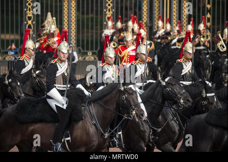 Die Mall, London, UK. 26. Mai 2018. Die wichtigsten allgemeinen Überprüfung statt, die erste Probe für den Geburtstag der Königin Parade oder die Farbe. Stockfoto