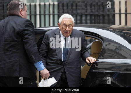 Downing Street, London, UK. 25. Oktober 2016. Der ehemalige US-Außenminister Henry Kissinger Brötchen in einem Bentley in der Downing Street Stockfoto