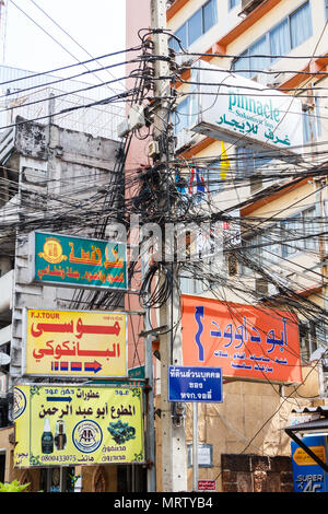 Bangkok, Thailand - 25. März 2017: Beschilderung in Arabisch an der Sukhumvit Soi 3. Die Region ist als der Arabischen Soi bekannt. Stockfoto