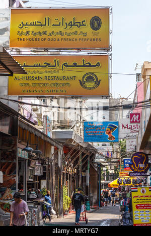 Bangkok, Thailand - 25. März 2017: Beschilderung in Arabisch an der Sukhumvit Soi 3. Die Region ist als der Arabischen Soi bekannt. Stockfoto