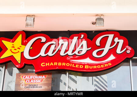 Bangkok, Thailand - 25. März 2017: Zeichen für Carls jr charbroiled Burger. Burger Gelenke haben sehr popuar in Thailand geworden. Stockfoto