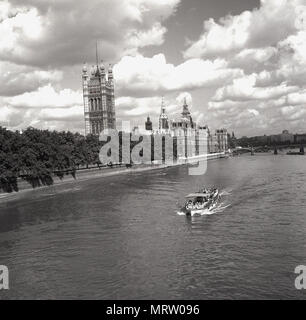 1960er Jahre, historisch, Blick auf die Themse, London, zeigt auf der linken Seite den Palace of Westminster, den Treffpunkt der britischen Regierung. Am Palast befinden sich die beiden Parlamentsgebäude, das Unterhaus und das Oberhaus. Stockfoto