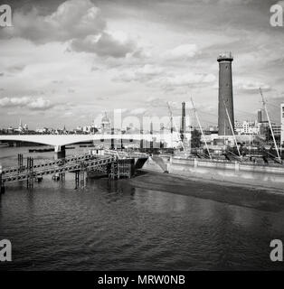 1960, historische, Aussicht auf die Themse an der Southbank, London. Im Bild in der Ferne ist der Waterloo Bridge und auf der rechten die aus Backstein shot Tower an der Lambeth führen Werke, die zwar eine herausragende Sehenswürdigkeit in London, später in den zehn Jahren abgerissen wurde, der Queen Elizabeth Hall, die 1967 eröffnet. Stockfoto