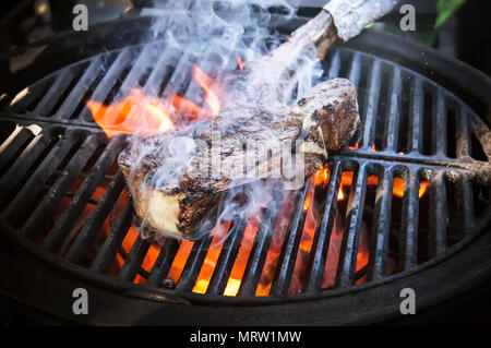 Lecker geräucherten Schweinerippchen auf den heißen Flammen Grill Holzkohlegrill Stockfoto