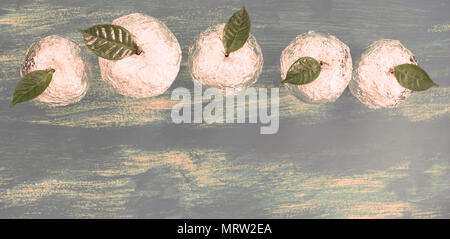 Banner fünf Äpfel in der shell Folie mit natürlichen grünen Blättern. Holz- candy blauen Hintergrund. Flach Top View Stockfoto