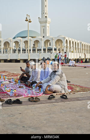Die pilger Warten auf die Schnelle an Ramadan in Jeddah, Saudi-Arabien auf die schwimmende Moschee zu brechen Stockfoto