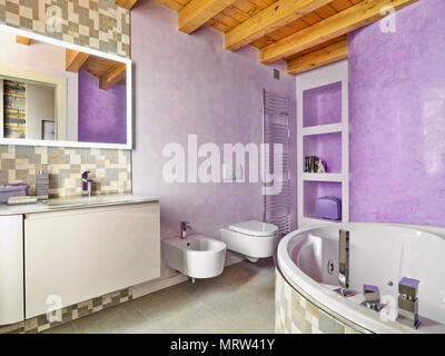 Modernes Bad Interieur im Vordergrund der eckige Badewanne und links eine hölzerne Möbel mit eingebautem Waschbecken auf dem Hintergrund der Nischen, Stockfoto