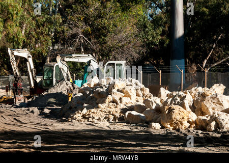 Mini Bagger auf der Baustelle Stockfoto