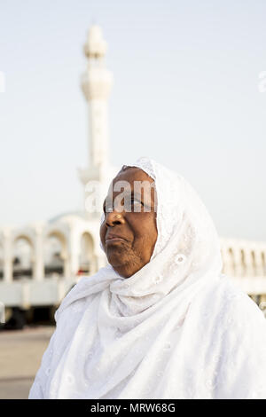 Indische muslimische Frau auf Wallfahrt in Jeddah Saudi-arabien im Al Rahma Moschee oder die schwimmende Moschee bekannt Stockfoto