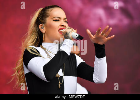 Rita Ora führt während des zweiten Tages von BBC Radio 1 Größte Wochenende an Singleton Park, Swansea. Stockfoto