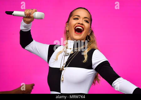 Rita Ora führt während des zweiten Tages von BBC Radio 1 Größte Wochenende an Singleton Park, Swansea. Stockfoto