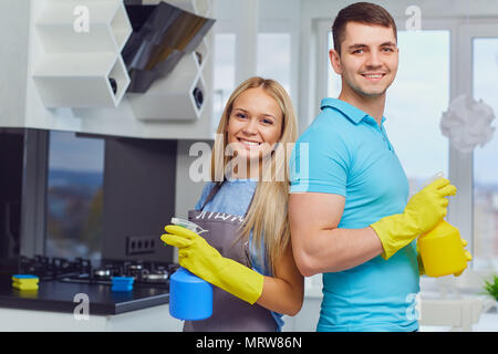 Ein junges Paar ist die Reinigung einer Wohnung. Stockfoto