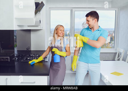 Ein junges Paar ist die Reinigung einer Wohnung. Stockfoto