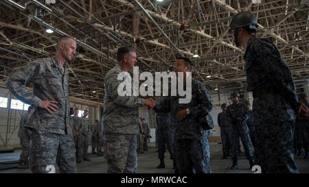 Us Air Force Colonel Robert Grainger, Links, 18. Bauingenieur Gruppenkommandant bei Kadena Air Base, Japan, und Oberst Douglas Gilpin, links Mitte, fünfte Air Force Logistik, Technik und Schutz Director bei Yokota Air Base, Japan, trifft sich mit Japan Air Verteidigung-kraft Bauingenieur Führung, Recht, während eines bilateralen Austausch bei Misawa Air Base, Japan, 22. Juni 2017. Grainger und Gilpin joined JASDF Führung jeder des anderen Kenntnisse und Erfahrungen sowohl mit dem Jasdf und US Air Force junior Flieger zu teilen. (U.S. Air Force Foto von älteren Flieger Deana Heitzman) Stockfoto