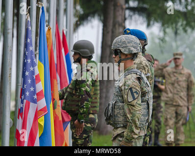 Soldaten aus Armenien, Kroatien, Montenegro, Rumänien, der Ukraine und den Vereinigten Staaten warten Flagge ihres Landes während der offiziellen Eröffnungsfeier für das multinationale Übung Getica Sabre 17 an der gemeinsamen nationalen Training Center in Cincu, Rumänien, 7. Juli 2017 erhöhen. Getica Sabre 17 ist eine US-geführte Fire Support Koordination und kombinierte Waffen live-fire Übung umfasst sechs Verbündete und Partner Nationen mit mehr als 4.000 Soldaten. Getica Sabre läuft gleichzeitig mit Säbel Wächter, ein US Army Europe-led, multinationale Übung, erstreckt sich über Bulgarien, Ungarn und Roman Stockfoto