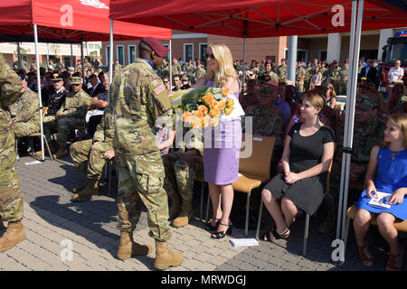 Frau Kristin Bartholomees, Ehefrau von Oberst James B. Bartholomees III, eingehende Kommandant der 173Rd Airborne Brigade, erhält einen Blumenstrauß von Fallschirmjäger bei der Änderung von Befehl Zeremonie an Caserma Del Din in Vicenza, Italien, 7. Juli 2017. Die 173Rd Airborne Brigade, in Vicenza, Italien, ist die Armee Contingency Response Force in Europa, und ist in der Lage, Kräfte projizieren die vollständige Palette der militärischen Operationen in den Vereinigten Staaten der Europäischen, Zentralen und Verantwortungsbereiche afrikanischen Befehle durchzuführen. (U.S. Armee Foto von visuellen Informationen Spezialist Paolo Bovo/Re Stockfoto