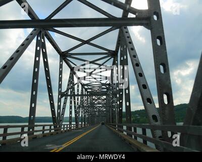 Eine Nahaufnahme von eine überdachte Stahlbrücke über Table Rock Lake, Missouri Stockfoto