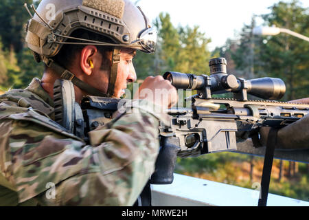 Grünhelme zu den Special Forces erweiterte Fähigkeiten Unternehmen Sniper Loslösung zugeordnet, 1 Special Forces Group (Airborne) führen durch eine urbane Stress schießen auf Joint Base Lewis-McChord, Wa., am 29. Juni, 2017. Die Ausbildung ermöglicht dem Sniper Teams auf ihre Fähigkeiten in einer stressigen und realistische städtischen schießen Umfeld zu arbeiten. Stockfoto