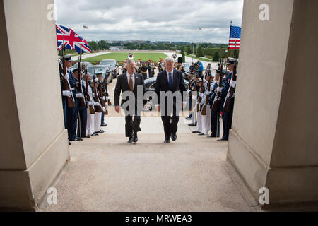 Verteidigungsminister Jim Mattis Spaziergänge mit dem Britischen Staatssekretär für Verteidigung Sir Michael Fallon vor einer Sitzung im Pentagon in Washington, D.C., 7. Juli 2017. (DOD Foto von U.S. Army Sgt. Amber I. Smith) Stockfoto