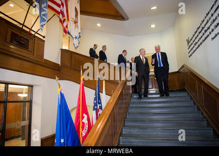 Verteidigungsminister Jim Mattis Spaziergänge mit dem Vereinigten Königreich Staatssekretär für Verteidigung Sir Michael Fallon nach einem Treffen im Pentagon in Washington, D.C., 7. Juli 2017. (DOD Foto von U.S. Army Sgt. Amber I. Smith) Stockfoto