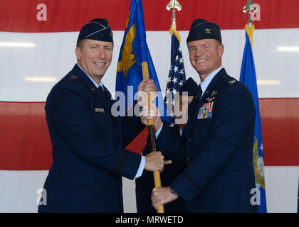 Us Air Force Colonel Thomas Schaft, ausgehende 47th Flying Training Wing Commander, Befehl verzichtet auf Generalmajor Patrick Doherty, 19 Air Force Commander, während der Flügel Ändern des Befehls Zeremonie in Laughlin Air Force Base, Tx., 28. Juni 2017. Die Verabschiedung des guideon symbolisiert die feierliche Übergabe der Verantwortung und der Befehl von einer Partei zu einer anderen. Stockfoto