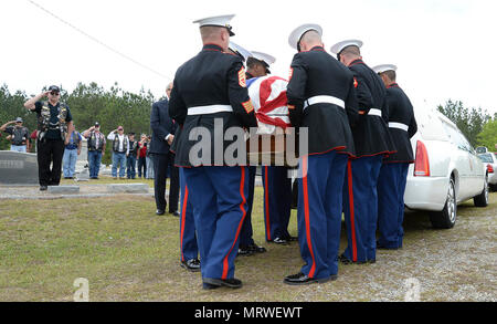 Gunnery Sgt. Melvin G. Ashley (Mitte) Escort und Marines mit Marine Corps Logistikstandort Albany Beerdigung Detail, die Überreste der gefallenen Marine Pfc. James O. Whitehurst aus einem Leichenwagen zu seiner letzten Ruhestätte auf cowarts Baptist Church Cemetery in Cowarts, Ala., April 12. Whitehurst wurde in der Tätigkeit während dem Kampf gegen die Japaner in der Schlacht von Tarawa während des Zweiten Weltkrieges getötet, Nov. 20, 1943. 2015 in privaten, gemeinnützigen Organisation, Geschichte Flug bekannt ausgegraben, was geglaubt wird, Friedhof 27 auf der Insel Betio, Tarawa, und erholte sich die Überreste von mehreren Personen, einer von t Stockfoto