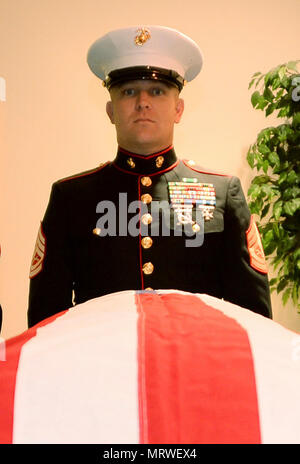 Gunnery Sgt. Melvin G. Ashley, Escort, Beerdigung Detail, Marine Corps Logistikstandort Albany, GA, Escorts Marine Pfc gefallen. James O. Whitehurst home zu seiner letzten Ruhestätte auf cowarts Baptist Church Cemetery in Cowarts, Ala., April 12. Whitehurst wurde in der Tätigkeit während dem Kampf gegen die Japaner in der Schlacht von Tarawa während des Zweiten Weltkrieges getötet, Nov. 20, 1943. 2015 In einer privaten, gemeinnützigen Organisation, Geschichte Flug bekannt ausgegraben, was geglaubt wird, Friedhof 27 auf der Insel Betio, Tarawa und brachte die Überreste von mehreren Personen, von denen einer Whitehurst. Stockfoto