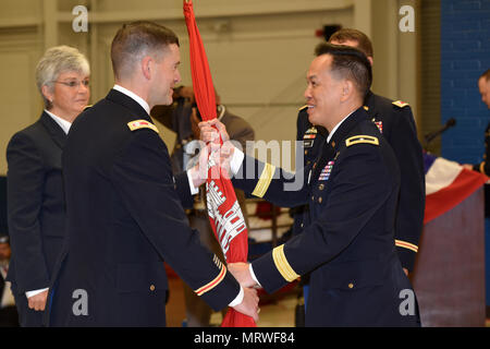 Brig. Gen. Mark Toy (Rechts), US-Armee Korps der Ingenieure großen Seen und Ohio River Division Commander, übergibt das Korps der Ingenieure flag, Oberstleutnant Cullen A. Jones, als er das Kommando über die Nashville Bezirk bei einem Befehl Zeremonie am 7. Juli 2017 an der Tennessee National Guard Armory in Nashville, Tenn (usace Foto von Leon Roberts) Stockfoto