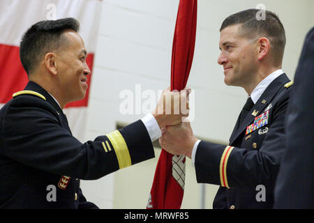 Brig. Gen. Mark Toy (Rechts), US-Armee Korps der Ingenieure großen Seen und Ohio River Division Commander, übergibt das Korps der Ingenieure flag, Oberstleutnant Cullen A. Jones, als er das Kommando über die Nashville Bezirk bei einem Befehl Zeremonie am 7. Juli 2017 an der Tennessee National Guard Armory in Nashville, Tenn (usace Foto von Michael Mai) Stockfoto