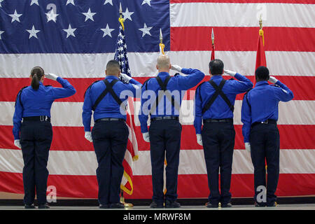 Mitglieder der Transportation Security Administration Ehrengarde von der Nashville Airport post die Farben während der US-Armee Korps der Ingenieure Nashville Bezirk Ändern des Befehls Zeremonie am 7. Juli 2017 an der Tennessee National Guard Armory in Nashville, Tennessee, Oberstleutnant Cullen A. Jones wurde die 65. Kommandant des Bezirks. (USACE Foto von Michael Mai) Stockfoto