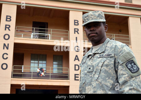 Cadet Ronald Mais, eine Reserve Officer Training Corps (ROTC) Cadet vom Fort Valley State University, Georgia, wird in diesem Jahr 25 Infanterie Division Cadet Truppe Leadership Training (CTLT) Schofield Kasernen, Hawaii, am 6. Juli 2017. Mais ist derzeit auf dem zweiten Bataillon zugeordnet, 27 Infanterie Regiment, 3. Brigade Combat Team, 25-ID, die während der Dauer seines Aufenthalts in Hawaii. (U.S. Armee Foto: Staff Sgt. Armando R. Limon, 3. Brigade Combat Team, 25., Infanterie Division). Stockfoto