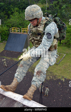 Cadet Jean-Philippe Rossy, eine Reserve Officer Training Corps (ROTC) Cadet von der Universität von North Georgia, führt eine RAPPEL am Blitz Akademie am Schofield Barracks Osten, Hawaii, am 6. Juli 2017. Rossy ist Teil des diesjährigen 25 Infanterie Division Cadet Truppe Leadership Training (CTLT) und ist derzeit mit der 3. Staffel zugeordnet, 4.Kavallerie Regiments, 3. Brigade Combat Team, 25-ID, die während der Dauer seines Aufenthalts in Hawaii. (U.S. Armee Foto: Staff Sgt. Armando R. Limon, 3. Brigade Combat Team, 25., Infanterie Division). Stockfoto