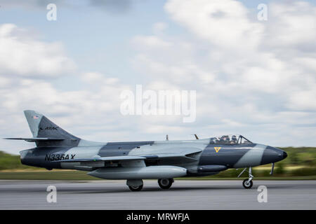 Eine Hawker Hunter MK 58 bereitet sich bereits an Bord der Marine Corps Air Station Beaufort 27 Juni ausziehen. Das Flugzeug ist Fightertown zur Teilnahme an Trainingsbetrieb mit Mieter Staffeln besuchen. Die Hawker Hunter ist mit dem Airborne taktischen Vorteil Unternehmen. Marine Fighter Attack Training Squadron eingesetzt ATAC um ihre Piloten in der Anti-Aircraft Kriegsführung zu trainieren. ATAC zur Verfügung gestellt des Widersachers air Präsentation für VMFAT-501. Die Hawker ist mit ATAC. Stockfoto