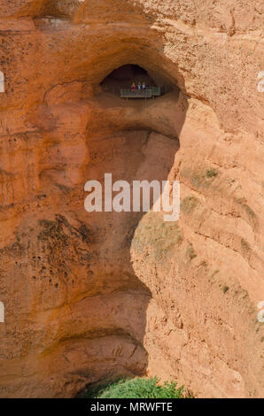 Höhle in Las Medulas Landschaft. Antike römische Goldminen in Leon, Spanien. Stockfoto