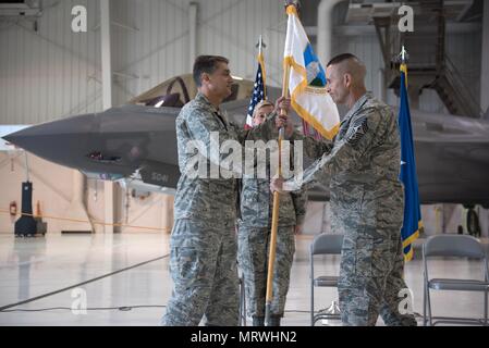 Chief Master Sgt. Ray Dawson (rechts) nimmt den guidon Hauptsitz, Kentucky Air National Guard, von Brig. Gen. Warren Hurst, stellvertretender Adjutant General für Air's Kentucky, neuesten Stand zu Befehl chief des Commonwealth werden während einer Zeremonie an der Kentucky Air National Guard Base in Louisville, Ky., 22. April 2017. Dawson ersetzt Chief Master Sgt. Jeff Moore, der in den Ruhestand nach mehr als 35 Jahren im Dienst für die United States Air Force und Kentucky Air Guard ist. (Kentucky Air National Guard Foto von 1 Leutnant James W. Killen) Stockfoto