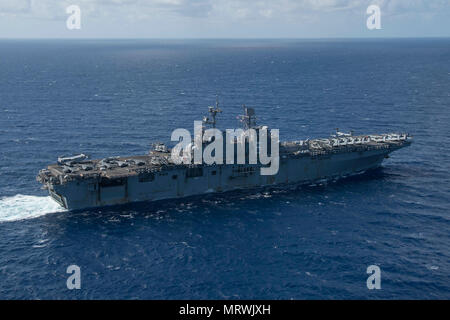 170710-N-YG104-033 CORAL SEA (10. Juli 2017) die amphibischen Angriff Schiff USS Bonhomme Richard (LHD-6)-Transite im Korallenmeer während Talisman Saber. Bonhomme Richard, Teil eines kombinierten US-Australien-Neuseeland Kampftruppe, durchläuft eine Reihe von Szenarien, die Marine Ausprägungen in Betrieb kontradiktorischen Bedrohungen Blau-Wasser und seine primäre Aufgabe der Einleitung Marine Kräfte an Land in die Litorale zunehmen wird. Talisman Saber ist eine Biennale U.S.-Australien bilaterale Übung vor der Küste von Australien statt, bedeutet, um Interoperabilität zu erreichen und zu den USA stärken Stockfoto