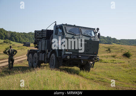 Soldaten, der die rumänische Armee, die paladine zu einer neuen Position während einer Live Fire Übung in Subiu, Rumänien, 10. Juli 2017. Getica Sabre 17 ist eine US-led Feuer Koordinierung und kombinierte Waffen live fire Übung umfasst sechs Verbündete und Partner Nationen mit mehr als 4.000 Soldaten. Getica Sabre 17 läuft gleichzeitig mit Säbel Guardian 17, ein US Army Europe-led, multinationale Übung, erstreckt sich über Bulgarien, Rumänien und Ungarn mit über 25.000 service Mitglieder aus 22 NATO-Mitglieder und der Partnerstaaten. (U.S. Armee Foto von SPC. CaShaunta Q. Williams). Stockfoto