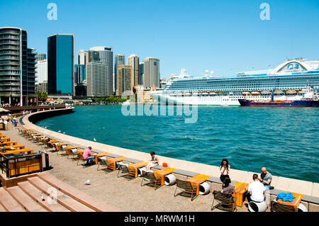 SYDNEY, AUSTRALIEN - 12 Dezember, 2016: Emerald Princess Kreuzfahrtschiff in iconic Circular Quay angedockt Stockfoto